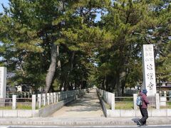 　バスは10分くらいで着きます。

　私たちと一緒に、数名のおじさんおばさんのグループが乗り込みましたが、おなじ1dayパスを持っているし、明らかに観光客。
　しかし、一つ手前の法隆寺口というバス停で、ぞろぞろ降りて行きました。

　そこからかなり走って法隆寺前に付きます。
　あの人たちは大丈夫だったろうか、にぎやかに降りていったけど……。