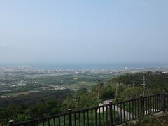 チェックアウトして、山の上から市街地と海を見ます。