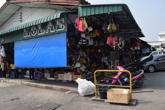 このお店は靴屋さんです。