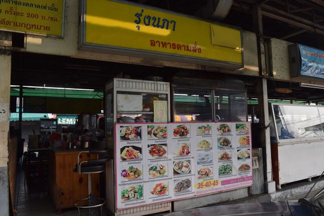 氷に水（ストロー）はセルフにて店の樽からしゃもじですくって自分でテーブルに持参します。