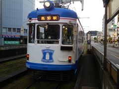 はりまや橋で、高知駅に行く路面電車に乗り換えです。
高知市内の路面電車は２路線あり、はりまや橋で、その２本の路線が直角に交差しています。
この２本をはりまや橋で乗り換える場合、乗ってきた電車で代金を払うときに、他線に乗り換えることを申し出れば、乗換券をもらえ、追加の乗車賃を払う必要が無くなります。