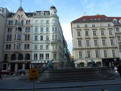 ノイヤーマルクト広場には噴水、ドンナーの泉(Donnerbrunnen)があります。