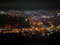 函館の夜景。
すばらしい天気に恵まれて、綺麗な夜景が見れました。
これを映しきるカメラは、a6000ではなく、a7が必要だったか。。