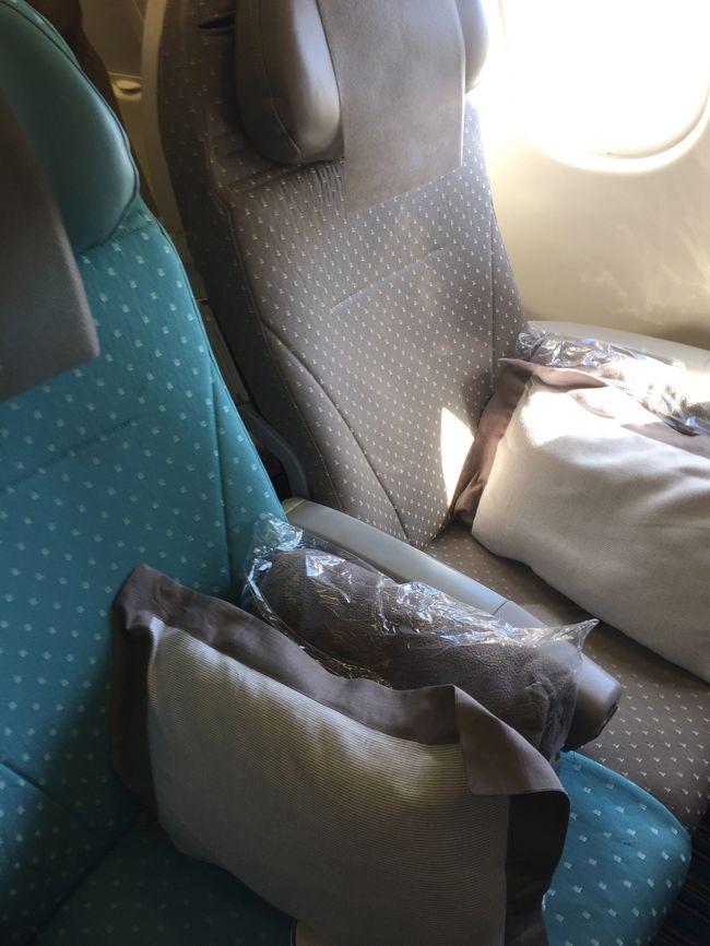 今回はエコノミー．ちゃんとクッション＆ブランケットがセット．シンガポール航空のアプリから１月末に予約したので、座席も４８時間以上前にアプリで32の席をゲット.エコノミー席の前から２番目．