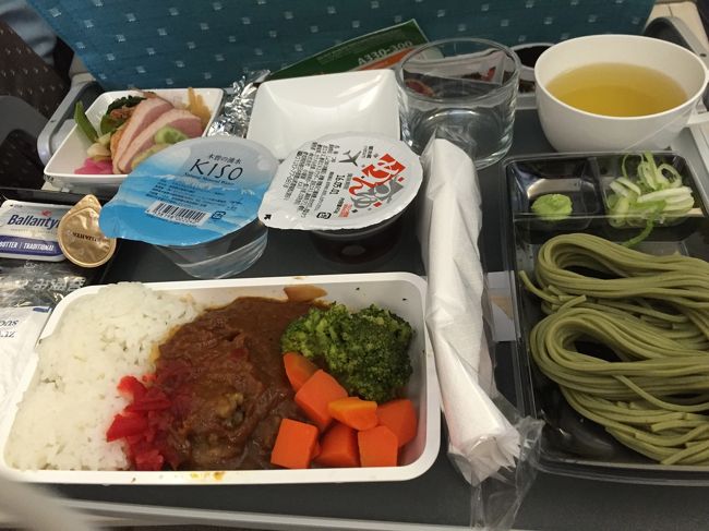 牛丼カレーが和食？でも、美味しかった〜。おそばもまあまあ．