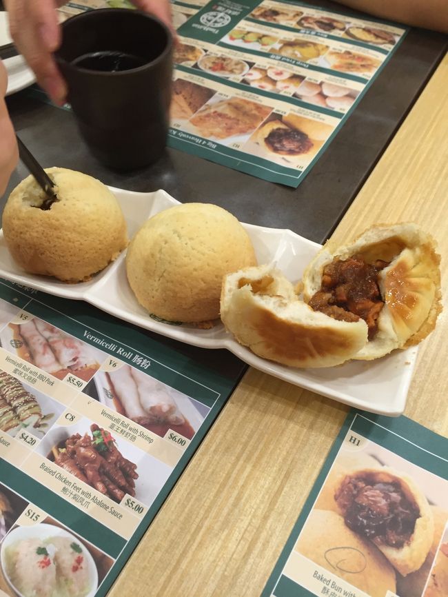 この外側がメロンパン生地の様な、肉まんは美味しかった．