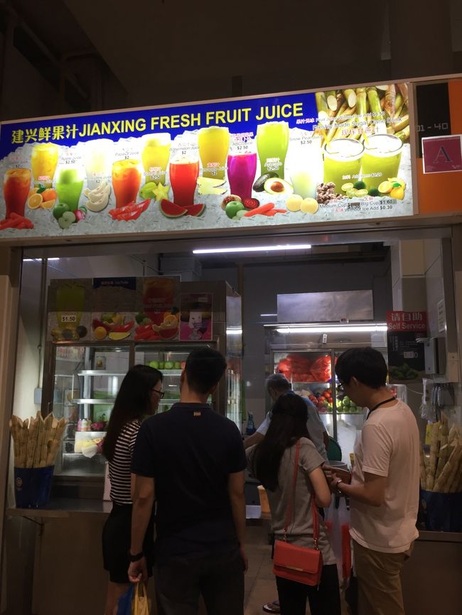 マッサージしてのどが乾いたので、ショッピングモールとなりにある、ホーカーでフルーツ生ジュースを．シンガポールの夜は暑い．