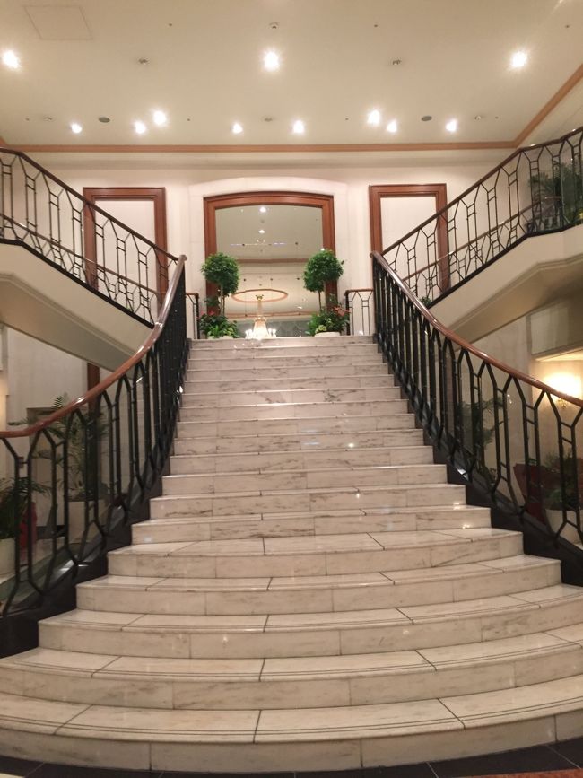 チェックアウトして最後にロビーをパチリ☆<br /><br />この階段は何度見ても絵になります♪