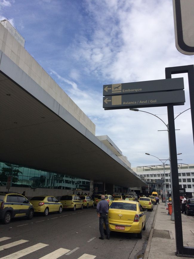 タクシーでホテルへ