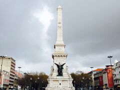 レスタアラドーレス広場
レスタアラドーレス駅を降りて目の前に塔があります