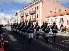 日曜日だからなのか音楽隊がやってきました