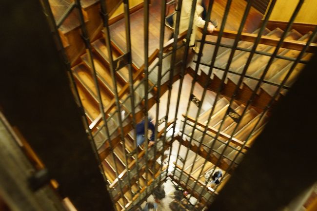 中央の階段がすごい<br /><br />ここをみんな登り降りしている<br /><br />ただ一気に登らずそれぞれの階を見るので<br />そんなに苦じゃないですね