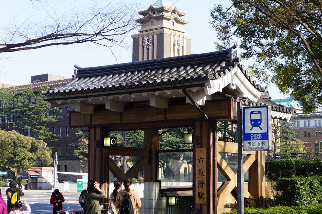 地下鉄の入り口 　　お城の近くだけあっていいね。<br /><br />ちなみに横で団子？売っている人、売れてますか、<br />自分は買ったことがないので。