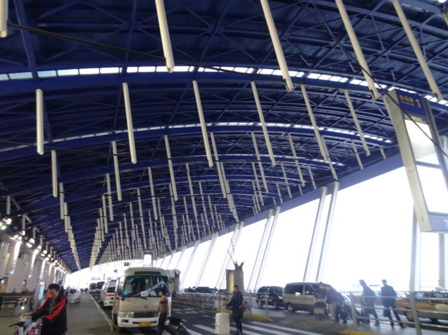 成田から中国東方航空で上海経由でシュムリアップへ。