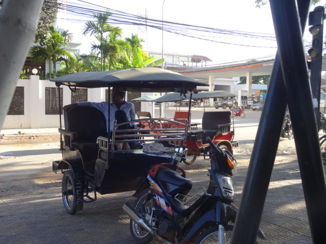 シェムリアップに到着し、疲れて就寝。朝ごはん食べてたらホテル前にトゥクトゥク運転手さん。カンボジアに来たと実感〜♪