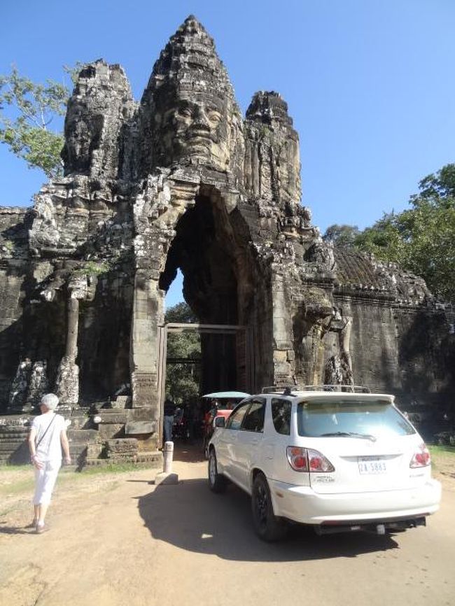 このアートな門をくぐって中に入ります。<br />凝った作りであっけにとられます。