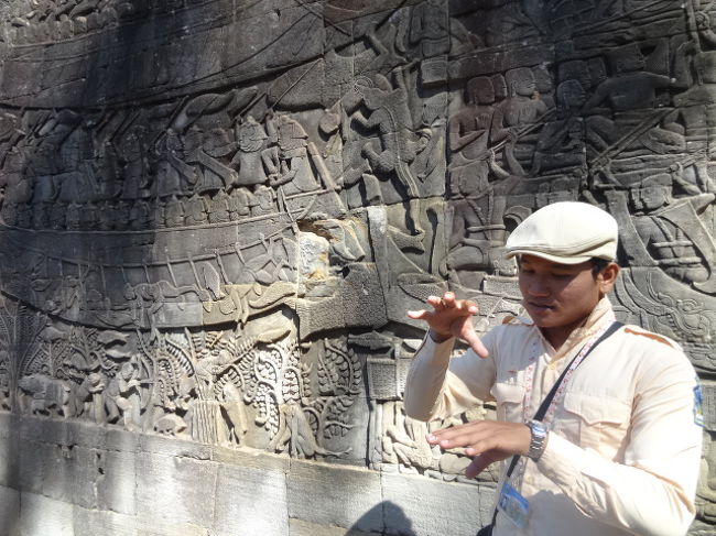 日本語でガイドさんが説明してくれました。<br />石にこんな美しい繊細な彫刻をするなんて気が遠くなるな〜。昔のクメール人の方々、偉大すぎるー！