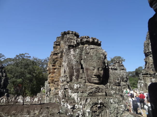 こちらは有名なバイヨン。<br />バイヨン (Bayon) は、カンボジアのアンコール遺跡を形成するヒンドゥー・仏教混交の寺院跡。アンコール・トムの中央付近にある。<br />