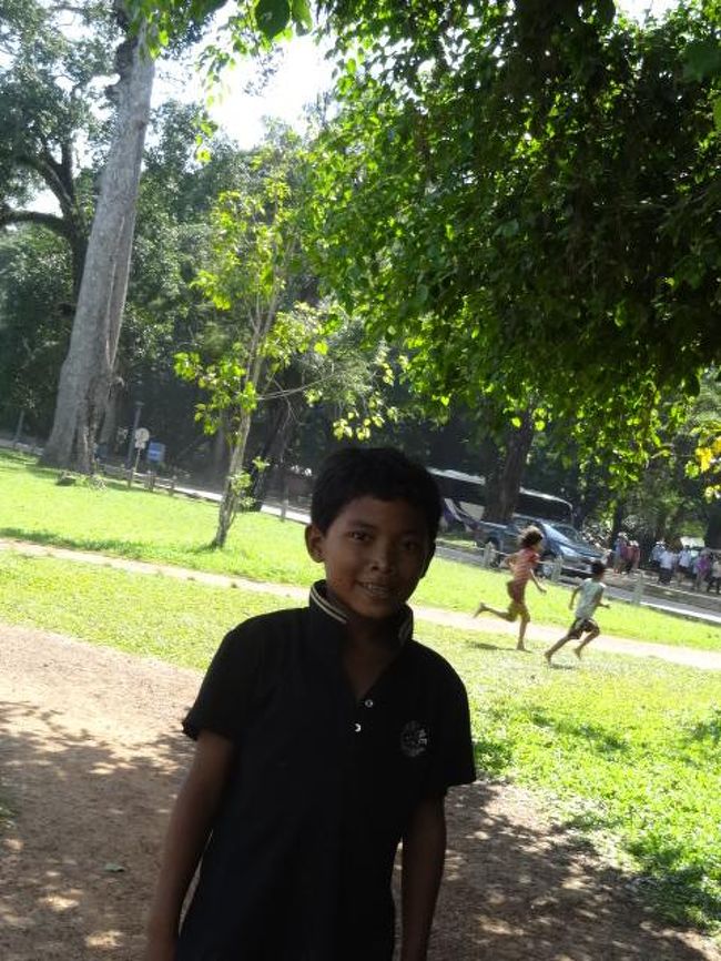 カンボジアの子。笑顔がかーわいいー！<br />