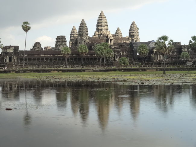これがカンボジアを代表する遺跡。アンコールワット。<br />近くから見ても遠くから見てもどこから見ても美しいの一言。