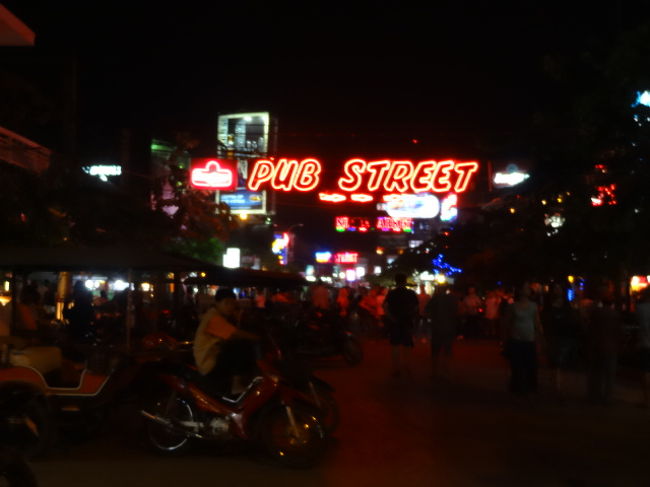 宿に戻って、オールドマーケットへ。