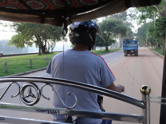 宿に依頼し、アンコールワットの朝焼けを見るためにトゥクトゥクをチャーター。<br />EXILEにいそうなイケメン運転手でした(笑)