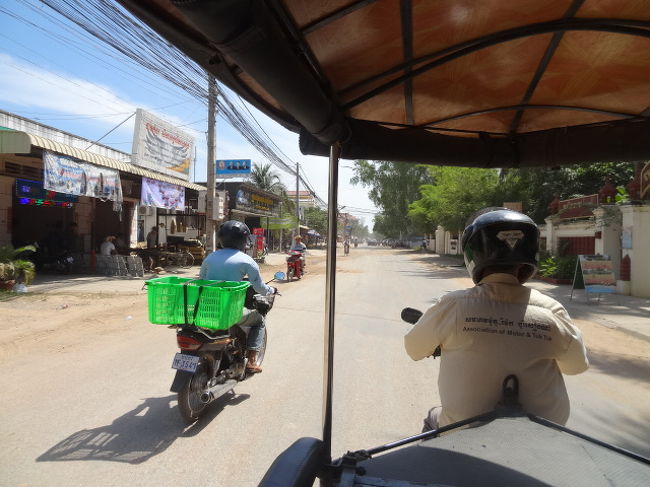 朝焼けを見た後に1時間くらい寝てしまった。。(笑)<br />2日はトゥクトゥクを3時間チャーターしてロリュオス遺跡群へ。