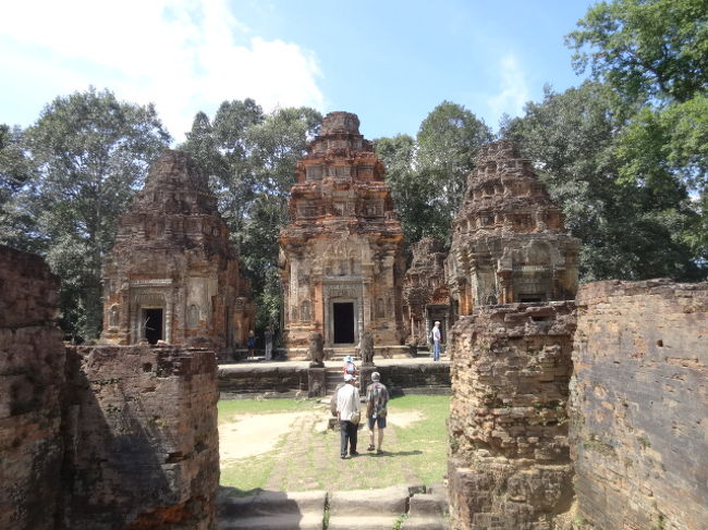 プリア・コー<br /><br />カンボジアのアンコール遺跡において中心に位置する寺院群の南東およそ15キロメートルにある、今は亡き古代の都ハリハラーラヤ（（今日、ロリュオス）と呼ばれている地域）に建設された最初の寺院で、８７９年インドラヴァルマン１世によって建立されヒンドゥー教の神々を祀ったものである。<br /><br />門をくぐった瞬間、空気が変わった気がする。神社の鳥居をくぐった後のような不思議な空気感。