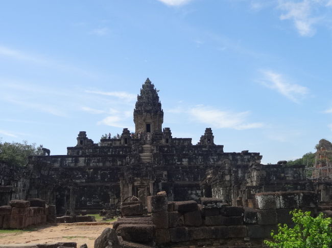 お次はバコン。<br /><br />カンボジアにおける現代のシェムリアップに近いアンコールにおいて、クメール王朝の統治者によって構築された砂岩の山岳型寺院である。<br /><br />森の中にいきなり現れるバコン。<br />近くまで行くとかなりの大きさ。