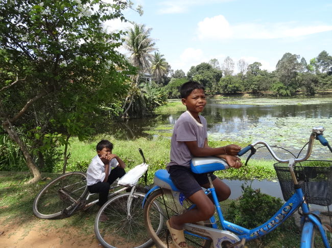 池の近くの地元の子達。<br />終始だるそうにしていました(笑)