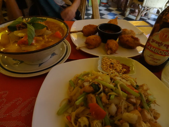 宿に戻ってゆっくり〜。<br />オールドマーケットに行ってお食事。この右のレモングラスのチキンナゲットが激ウマだった！！ご飯の次は１時間マッサージへ。