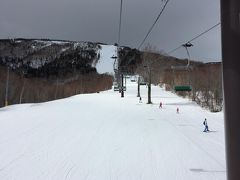 天気が良いうちにガンガン滑らねば。

ここのスキー場は空いていてリフト待ちも皆無。