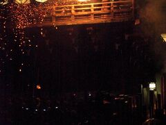 二月堂下の、善男善女は、火の玉となった松明をみて、息をのみ、飛び散る火の粉に歓声をあげる。