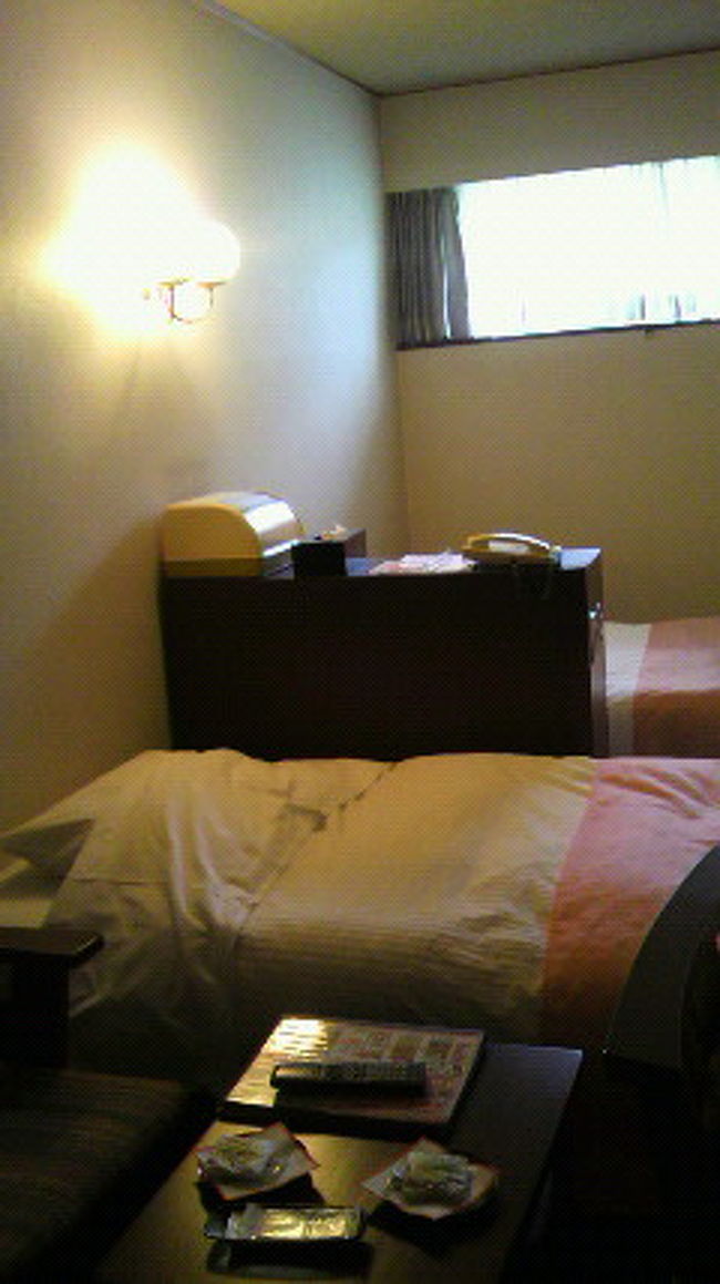 訳ありツイン<br />窓が小さく　見えないのが訳あり理由だそうです<br />窓が無いわけではなおので<br />閉塞感もなくＯＫです<br />トイレバス付　手前にお茶菓子写ってますよ♪<br />お饅頭と種抜き梅♪