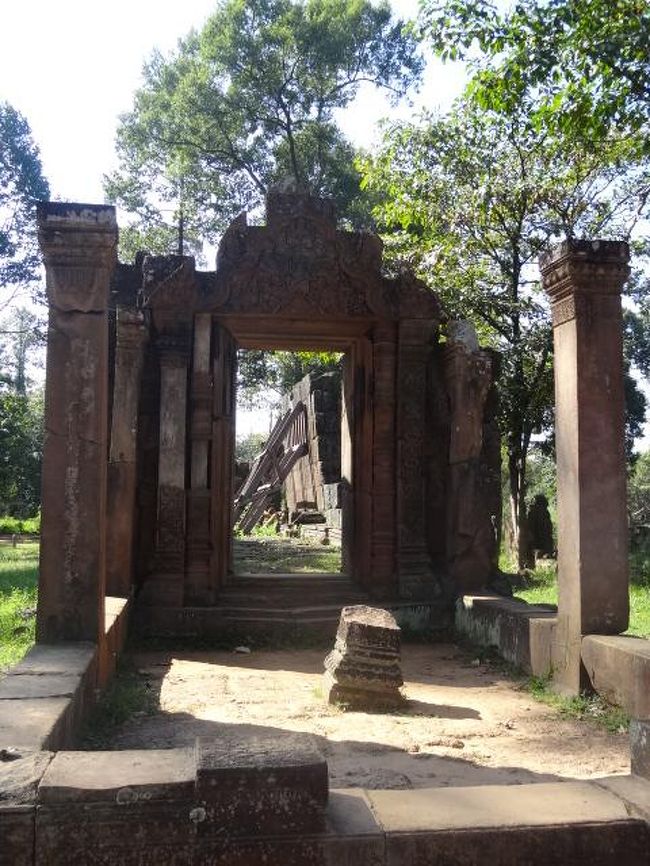 最終日はバンテアイスレイとベンメリアのツアーに申し込みました。<br /><br />最初はバンテアイスレイへ。<br />アンコール遺跡の一つで、ヒンドゥー教の寺院遺跡。アンコール・ワットの北東部に位置する。<br />バンテアイは砦、スレイは女で、「女の砦」を意味する。大部分が赤い砂岩により建造されている。精巧で深くほられた美しい彫刻が全面に施されている。<br />