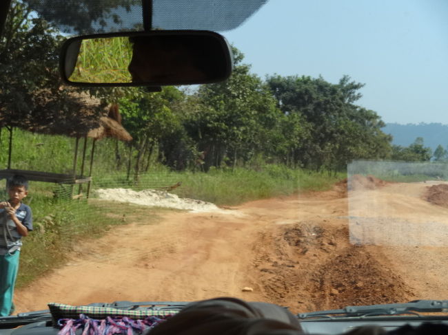 ベンメリアへの道。でこぼこ。バスのツアーにして良かったわ(*'▽')