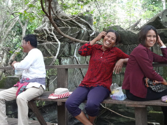 地元の方々。みんな穏やかですっごいいい笑顔でした。<br />この日は祝日だったみたいで、地元の人を結構見かけました。<br />カンボジアであった人、みんな素朴でシャイでいい人たちだったな〜。とはいえ、変な人はどこにでもいるか(笑)