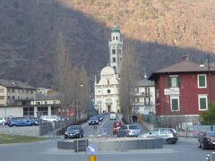バスから見た途中の町ティラノ(Tirano)の聖母教会。