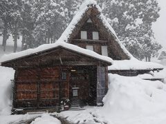 相倉合掌造り集落です。高台からの景色が良いのですが、悪天候のため断念しました。