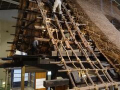 道の駅 白川郷です。奥に合掌造り民家が展示されています。