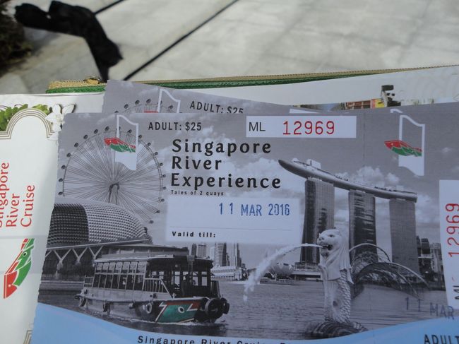 マーライオン公園から出発するリバークルーズがあるので、それに乗船しました。