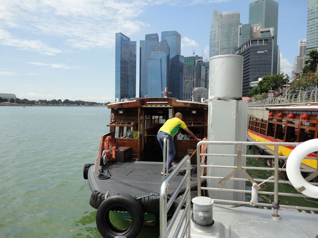 20分お土産屋さんでのんびりと過ごして、出発時刻になりました。<br /><br />乗船料は1人２５シンガポールドルになります。<br />だいたい４０分ぐらいの乗船時間です。