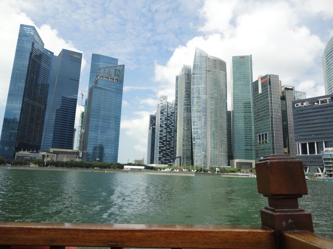 乗船後、まずはマリーナ湾を一周しました。