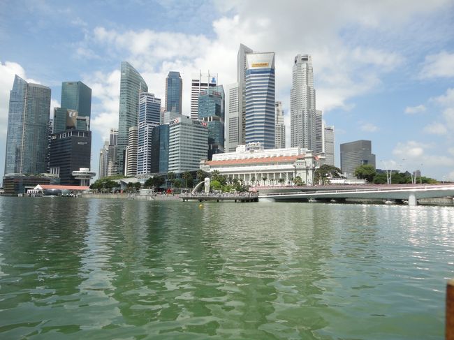 マリーナ湾を一周した後は、湾に繋がるシンガポール川へ向かいます。