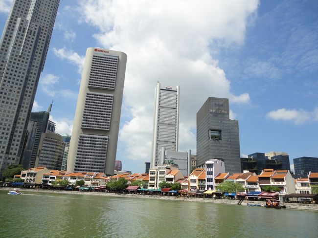 高層ビルが乱立してる中の低層のお店群。