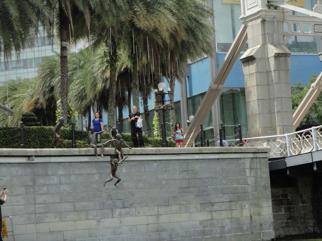 ダチョウ倶楽部像とでも名付けましょうか。。。<br /><br />押すなよ、絶対に押すなよ！にしか見えません。。。。。