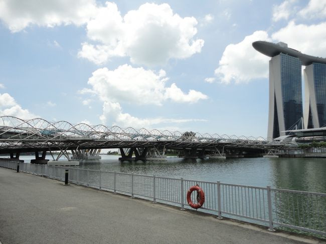船から降りて、マリーナベイサンズへ向かいます。<br /><br />マリーナ湾沿いを歩きます。<br />向こうに見えるらせん状の橋を歩きます。<br /><br />Helix Bridgeっていうみたいです。