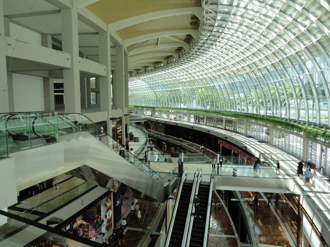 ベイサンズに着きました。<br /><br />ここの真下にある、ラサプーラマスターズというフードコートへ行きます。