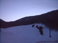 2日目です。

昨日は真っ暗でわかりませんでしたが、宿の目の前はスキー場でした。