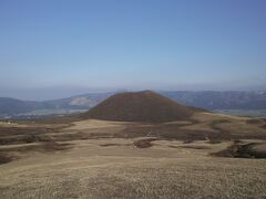 ☆Kumamoto-Aso★

「米塚」
夏場は青々とした米塚も季節柄茶色に。
ボホール島のチョコレートヒルズのよう。